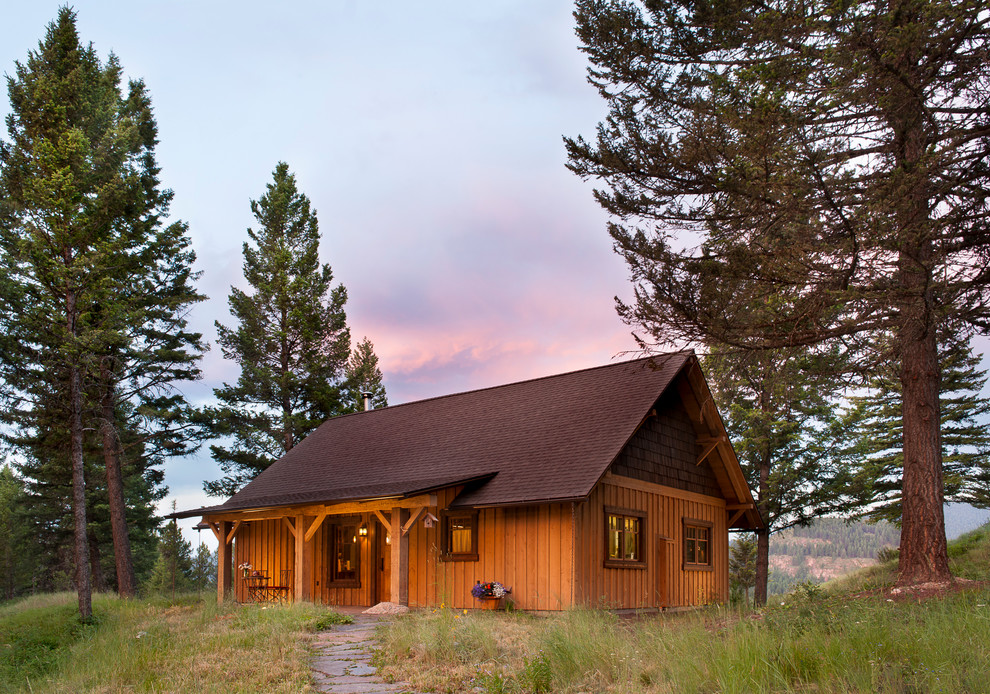 Exemple d'une petite façade de maison marron montagne en bois de plain-pied avec un toit à deux pans et un toit en shingle.