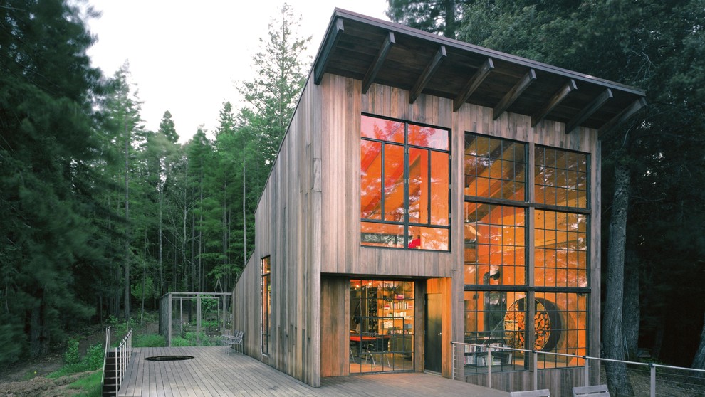 Ejemplo de fachada de casa beige moderna grande a niveles con revestimiento de madera y tejado de un solo tendido