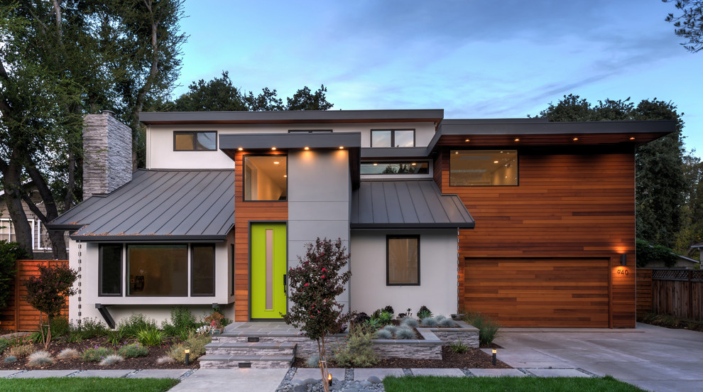 Esempio della facciata di una casa multicolore contemporanea a due piani con rivestimenti misti, copertura in metallo o lamiera e abbinamento di colori