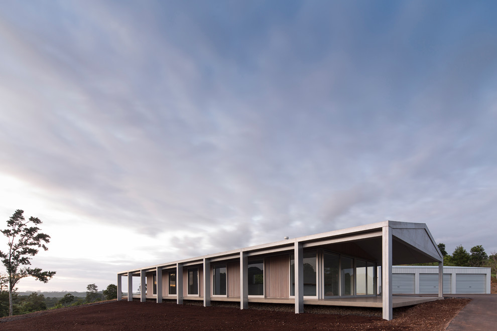 Mittelgroßes, Einstöckiges Modernes Haus mit grauer Fassadenfarbe, Satteldach und Blechdach in Sydney