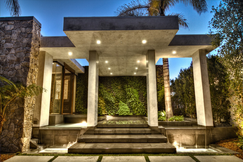 ロサンゼルスにあるラグジュアリーなコンテンポラリースタイルのおしゃれな家の外観 (混合材サイディング) の写真