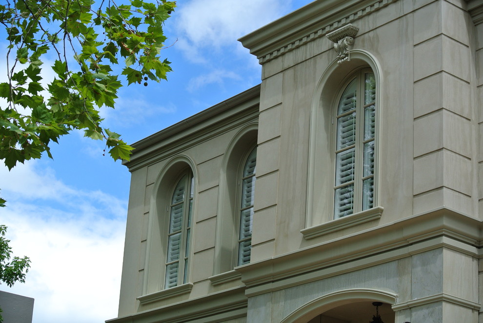Immagine della facciata di una casa grande classica con rivestimento in stucco