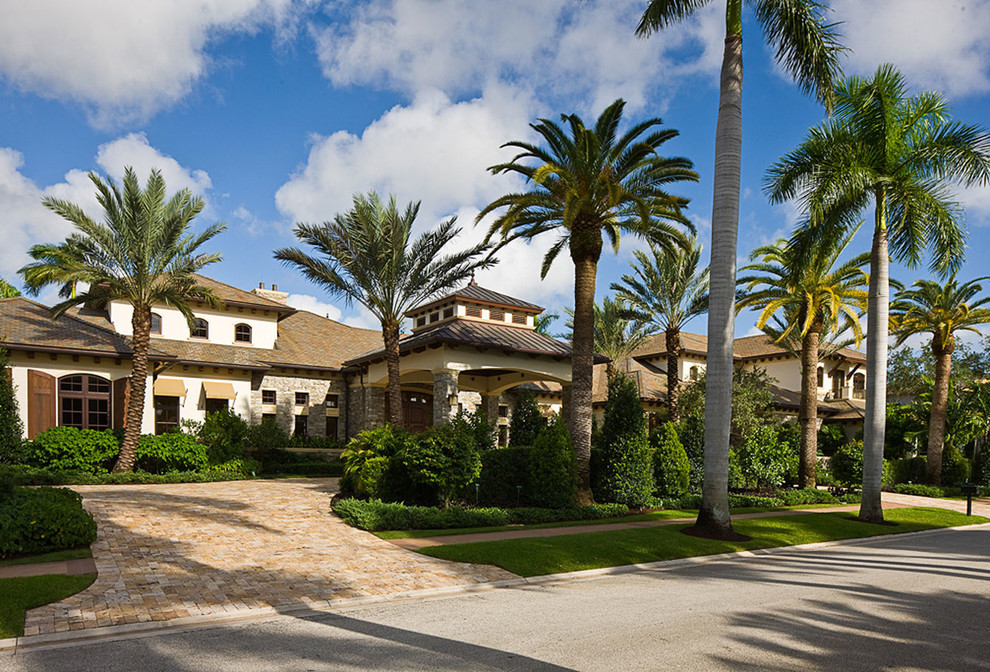 Geräumiges, Zweistöckiges Mediterranes Haus mit Mix-Fassade und beiger Fassadenfarbe in Miami