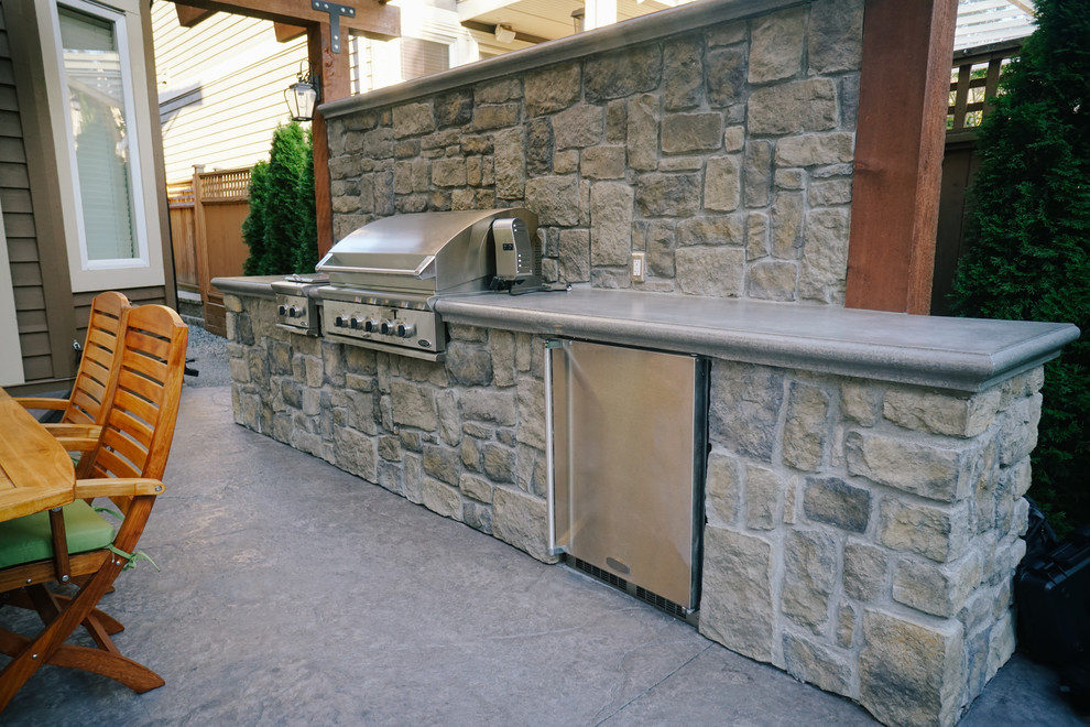 Luxury Backyard in a Compact Space Traditional Patio Vancouver by AZURO Concepts Inc