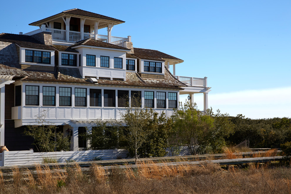 Immagine della facciata di una casa grande stile marinaro