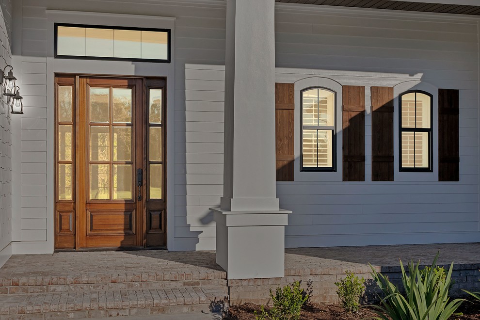 Großes, Einstöckiges Landhaus Einfamilienhaus mit Faserzement-Fassade, weißer Fassadenfarbe, Satteldach und Schindeldach in Jacksonville