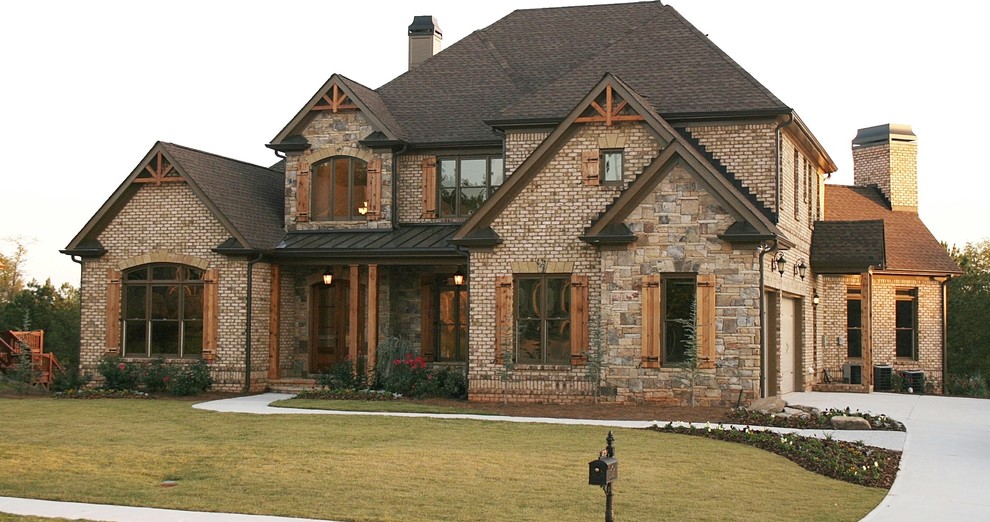 Идея дизайна: большой, двухэтажный, кирпичный, коричневый дом в классическом стиле