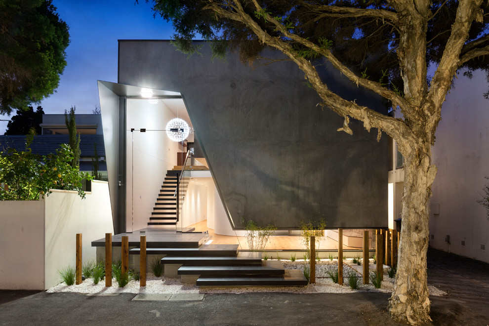 На фото: большой, двухэтажный, серый частный загородный дом в современном стиле с облицовкой из бетона, плоской крышей и металлической крышей с
