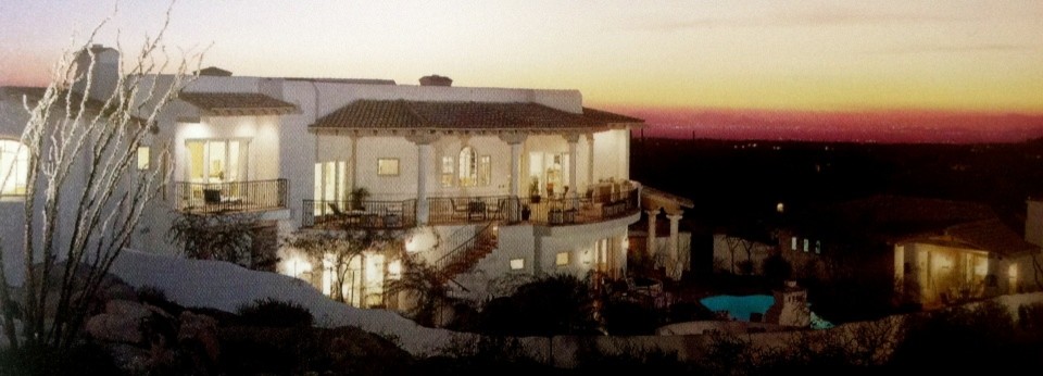 Foto della facciata di una casa grande bianca american style con rivestimento in adobe
