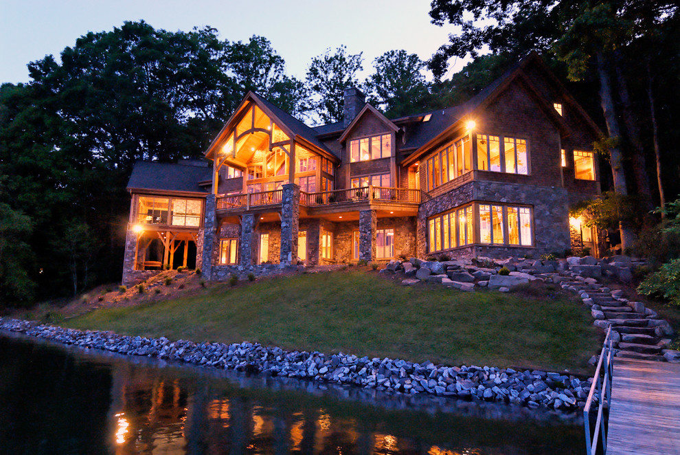 Exemple d'une grande façade de maison montagne en bois à un étage.