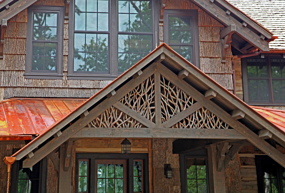 Modelo de fachada marrón rústica grande de dos plantas con revestimiento de madera