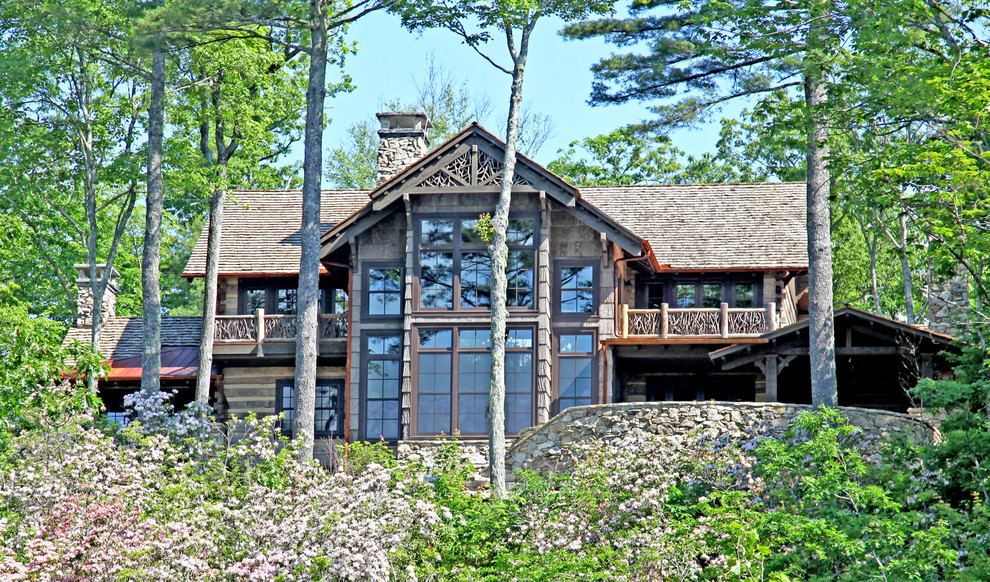 Пример оригинального дизайна: большой, двухэтажный, деревянный, коричневый дом в стиле рустика
