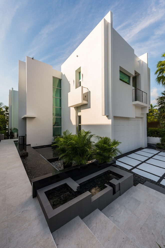 This is an example of a modern house exterior in Miami.