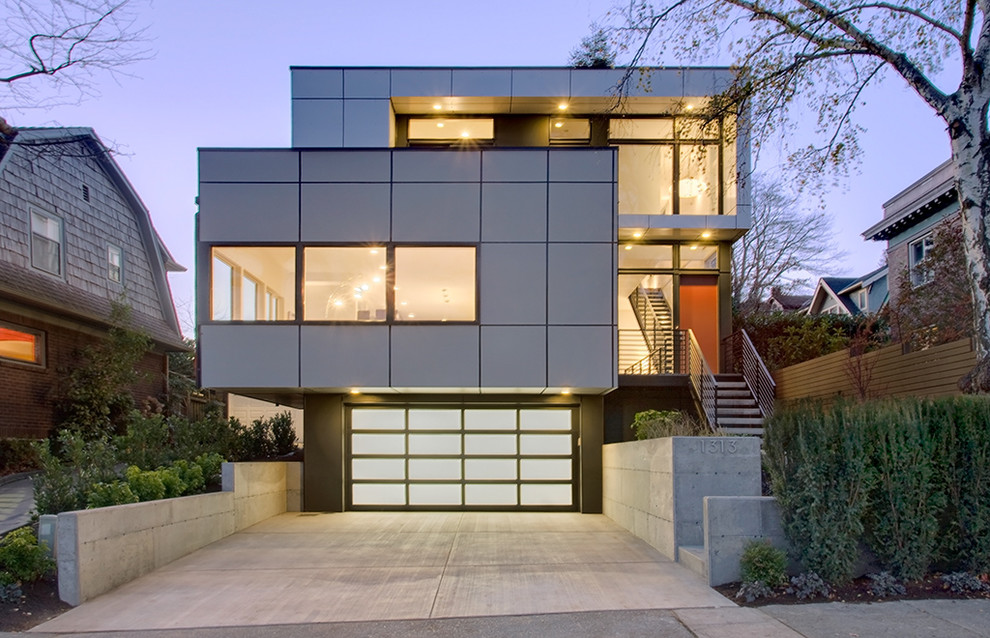 Идея дизайна: трехэтажный, серый дом в современном стиле