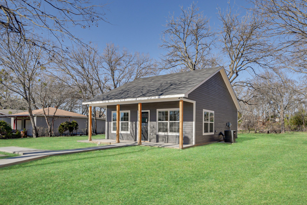 Kleines, Einstöckiges Landhaus Einfamilienhaus mit Faserzement-Fassade, grauer Fassadenfarbe, Satteldach und Ziegeldach in Dallas