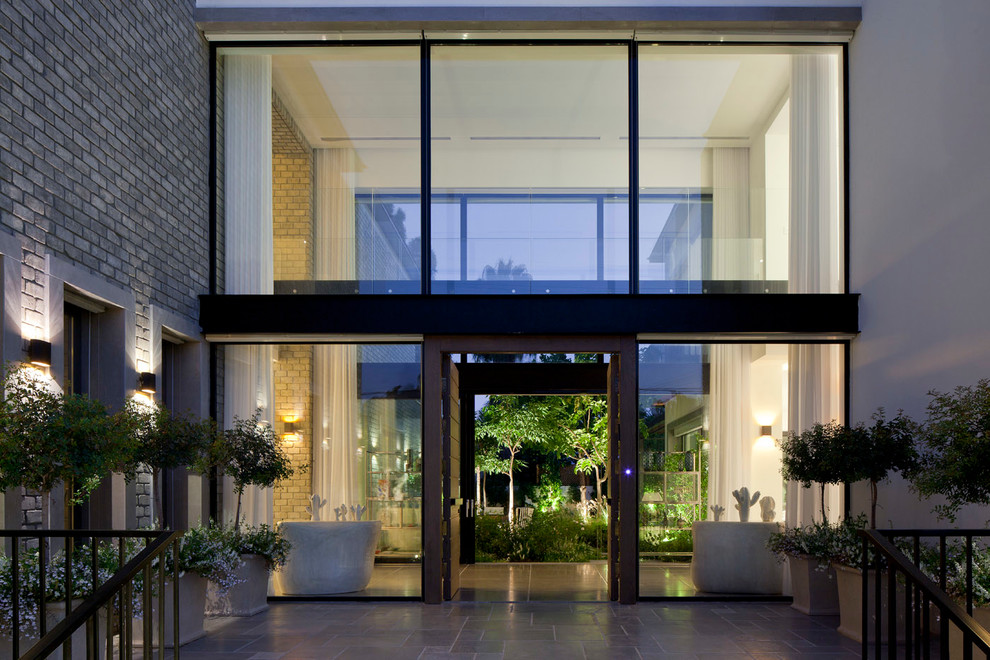 Свежая идея для дизайна: большой, двухэтажный, кирпичный, белый дом в стиле модернизм - отличное фото интерьера