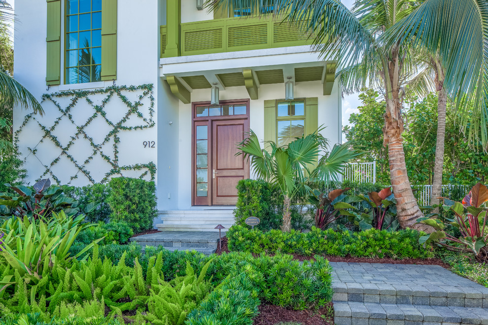 Großes, Zweistöckiges Maritimes Einfamilienhaus mit Putzfassade, weißer Fassadenfarbe und Blechdach in Miami