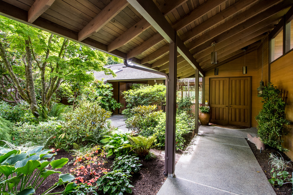 Geräumiges, Einstöckiges Asiatisches Haus mit brauner Fassadenfarbe, Satteldach und Schindeldach in Seattle