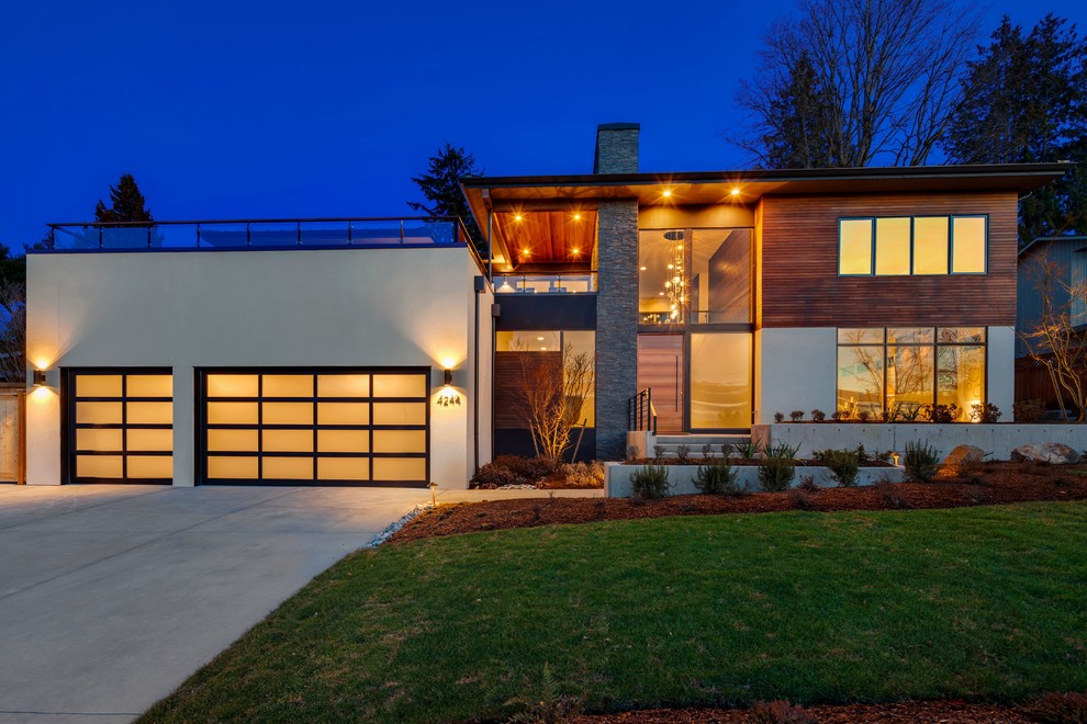 Diseño de fachada de casa marrón contemporánea de dos plantas con revestimientos combinados y tejado plano