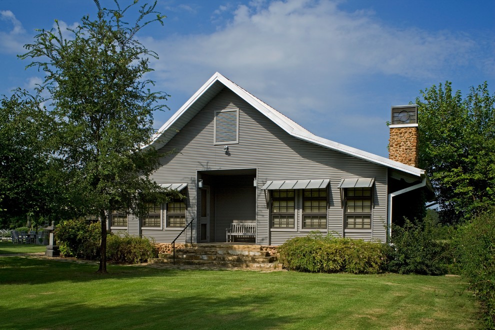 Ispirazione per la facciata di una casa marrone rustica a un piano di medie dimensioni con rivestimento in metallo e tetto a capanna