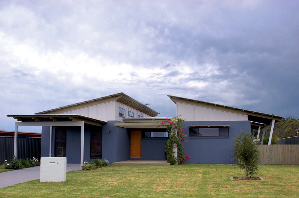 Свежая идея для дизайна: одноэтажный, синий дом среднего размера в современном стиле - отличное фото интерьера