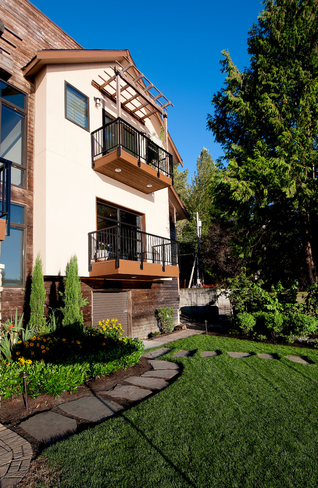 Dreistöckiges Klassisches Haus mit Mix-Fassade, bunter Fassadenfarbe und Satteldach in Seattle