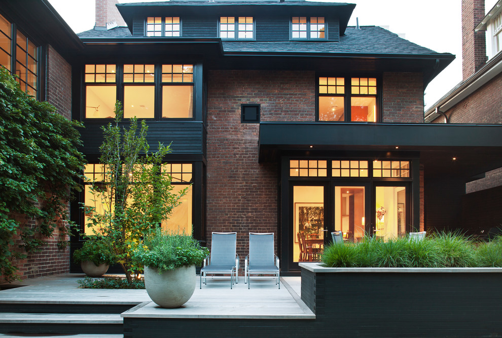Idee per la facciata di una casa marrone classica a due piani di medie dimensioni con rivestimento in mattoni