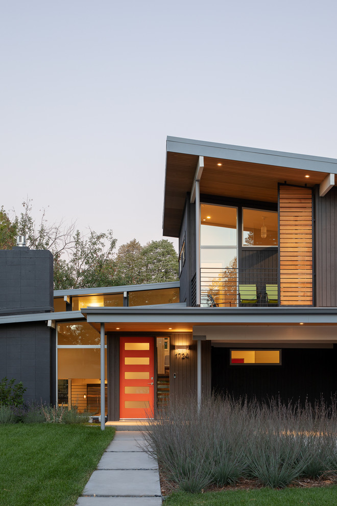Ejemplo de fachada de casa gris vintage de tamaño medio a niveles con revestimiento de madera