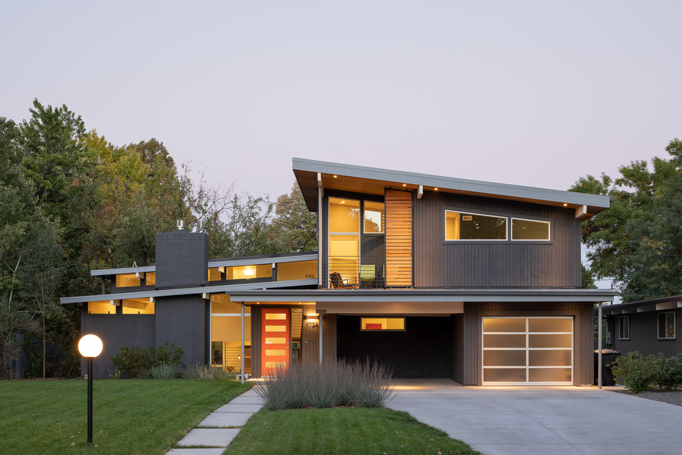 Идея дизайна: деревянный, серый частный загородный дом среднего размера в стиле ретро с разными уровнями
