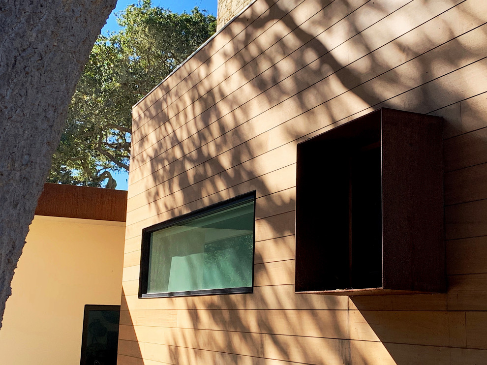 Mittelgroßes, Zweistöckiges Modernes Haus mit Metallfassade, weißer Fassadenfarbe und Flachdach in San Francisco