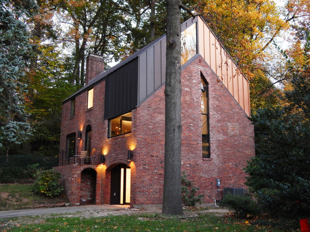 Foto de fachada de casa roja contemporánea extra grande de tres plantas con revestimiento de ladrillo, tejado a dos aguas y tejado de metal