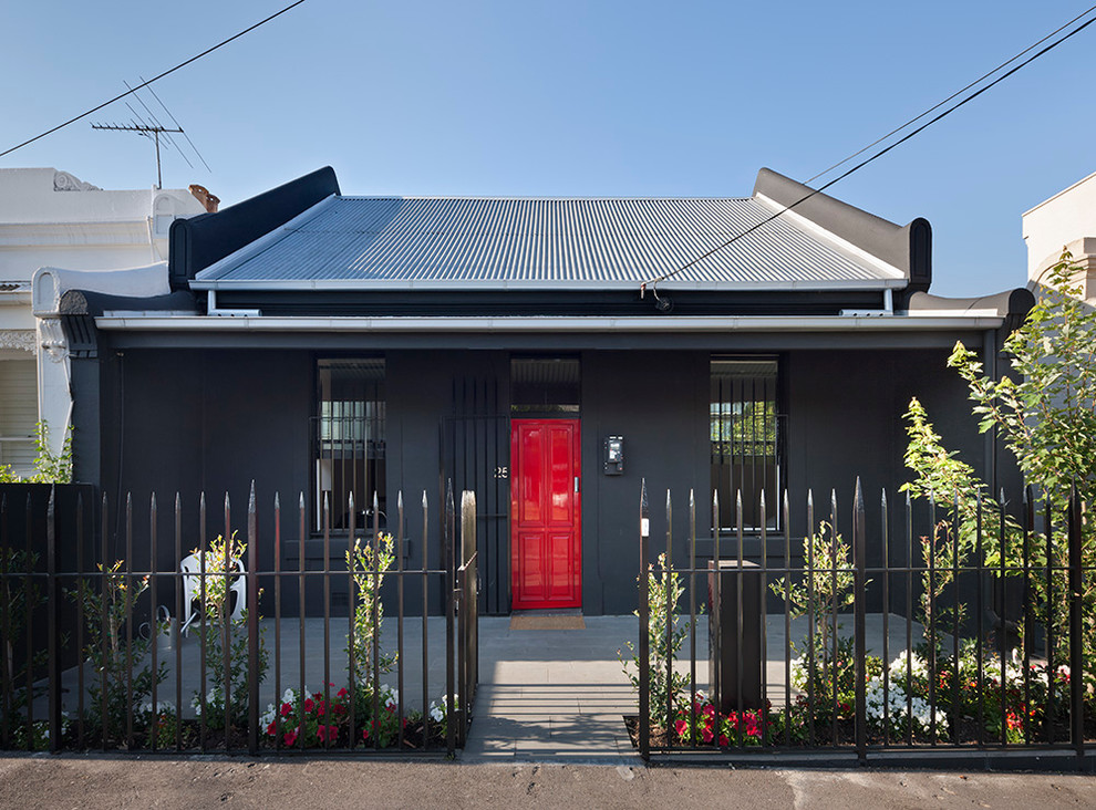 Idee per la facciata di una casa nera contemporanea con tetto a capanna