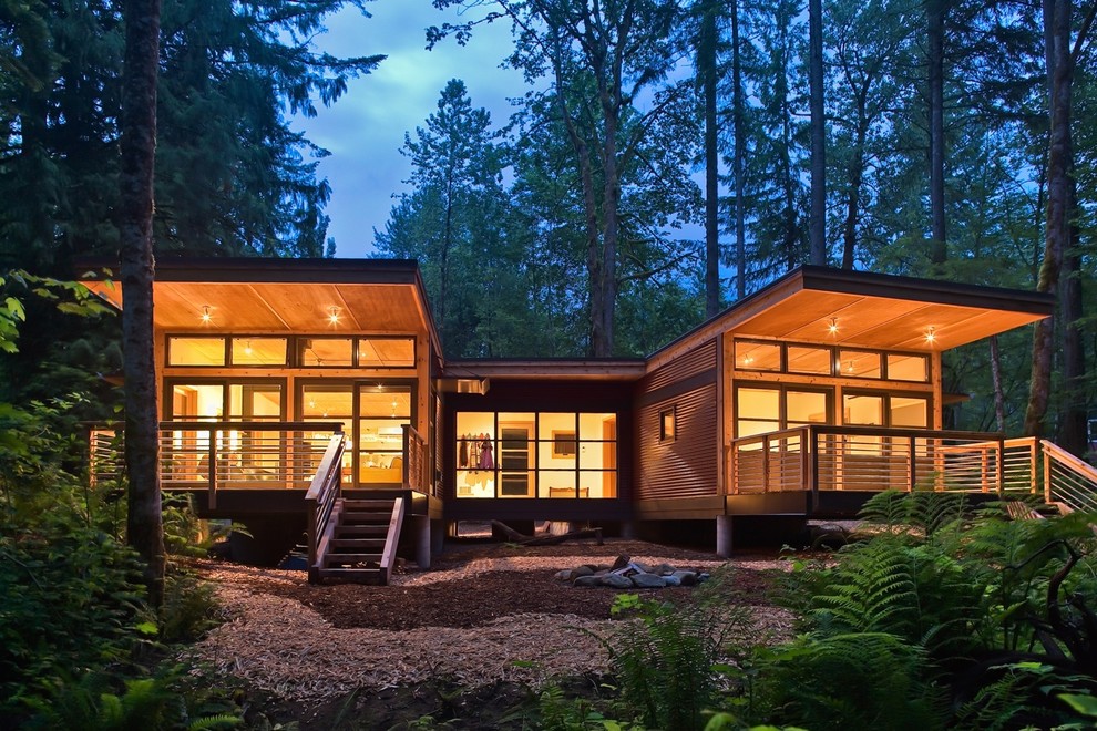 На фото: одноэтажный, деревянный, коричневый дом среднего размера в стиле рустика с односкатной крышей