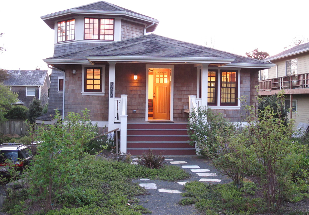 Diseño de fachada de casa gris tradicional de tamaño medio de tres plantas con revestimiento de madera, tejado a cuatro aguas y tejado de teja de madera