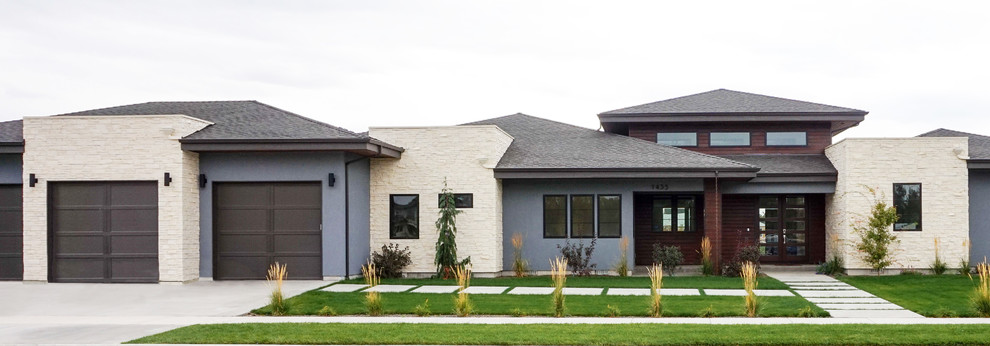 Пример оригинального дизайна: одноэтажный, серый дом среднего размера в современном стиле с облицовкой из камня и вальмовой крышей