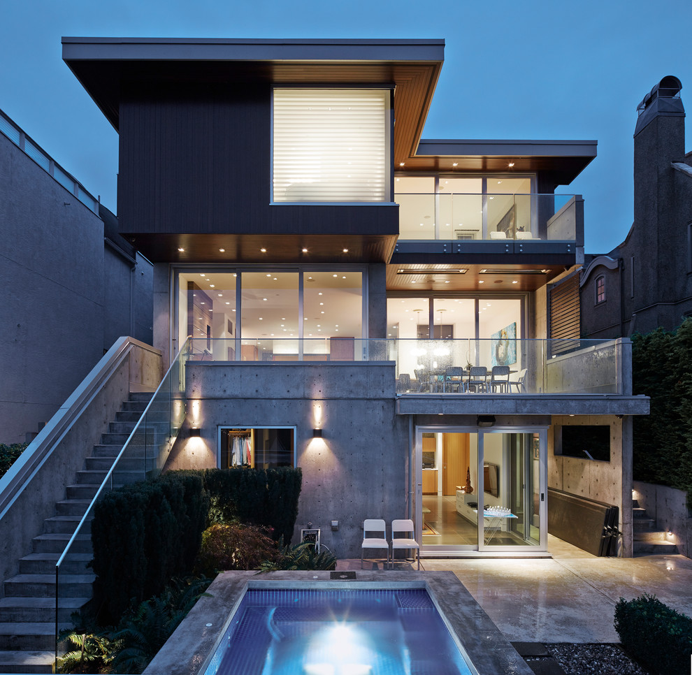 Mittelgroßes, Dreistöckiges Modernes Haus mit Betonfassade in Vancouver