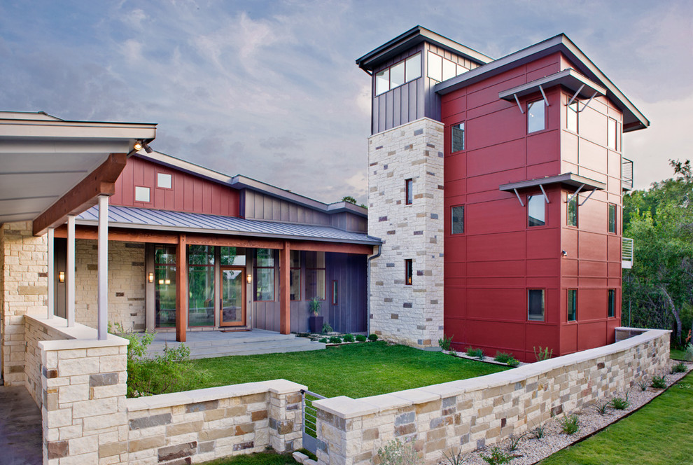 Zweistöckiges, Großes Modernes Einfamilienhaus mit Metallfassade, roter Fassadenfarbe, Pultdach und Blechdach in Austin