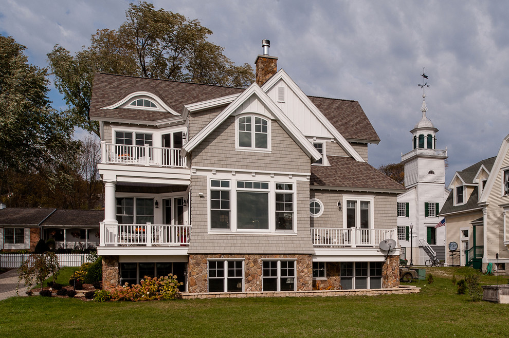Idee per la villa grigia american style a due piani di medie dimensioni con rivestimento in legno, tetto a capanna, copertura a scandole, tetto marrone e con scandole