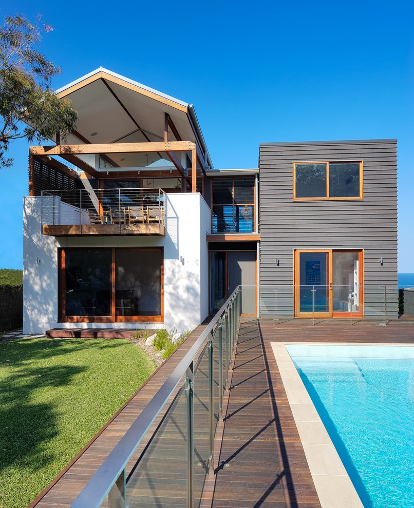 Zweistöckiges Industrial Haus mit grauer Fassadenfarbe in Sydney