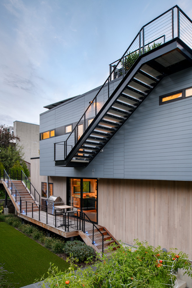 Diseño de fachada de casa gris minimalista de tamaño medio de tres plantas con revestimientos combinados, tejado plano y tejado de varios materiales