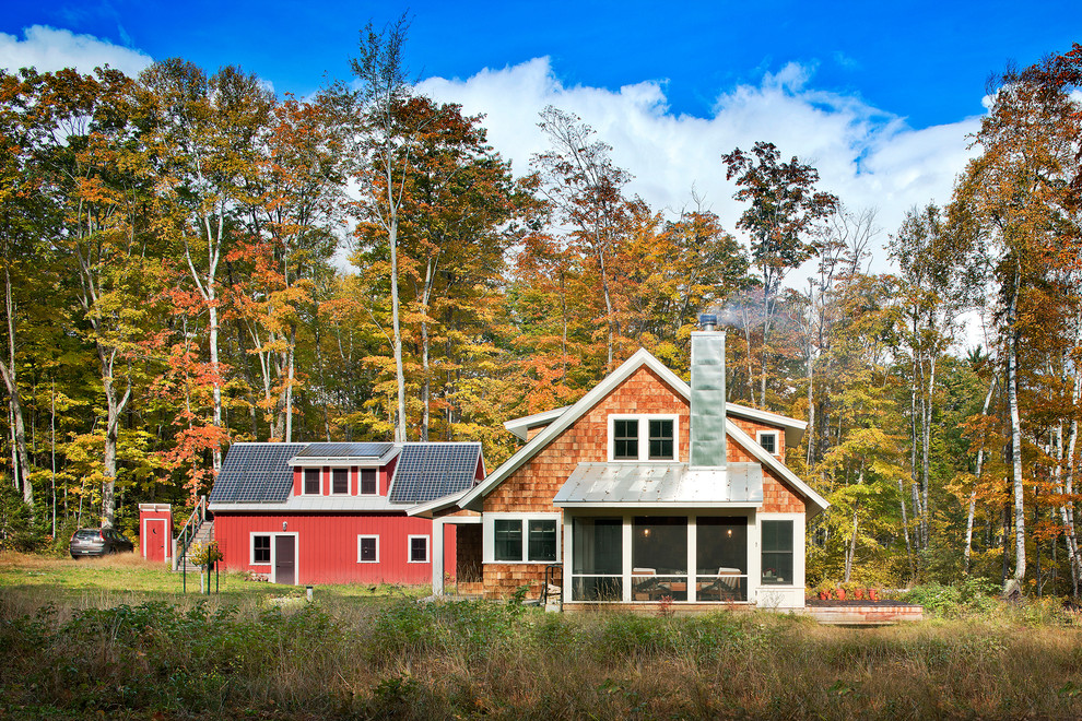 Idée de décoration pour une façade de maison rouge champêtre en bois à un étage et de taille moyenne avec un toit à deux pans.