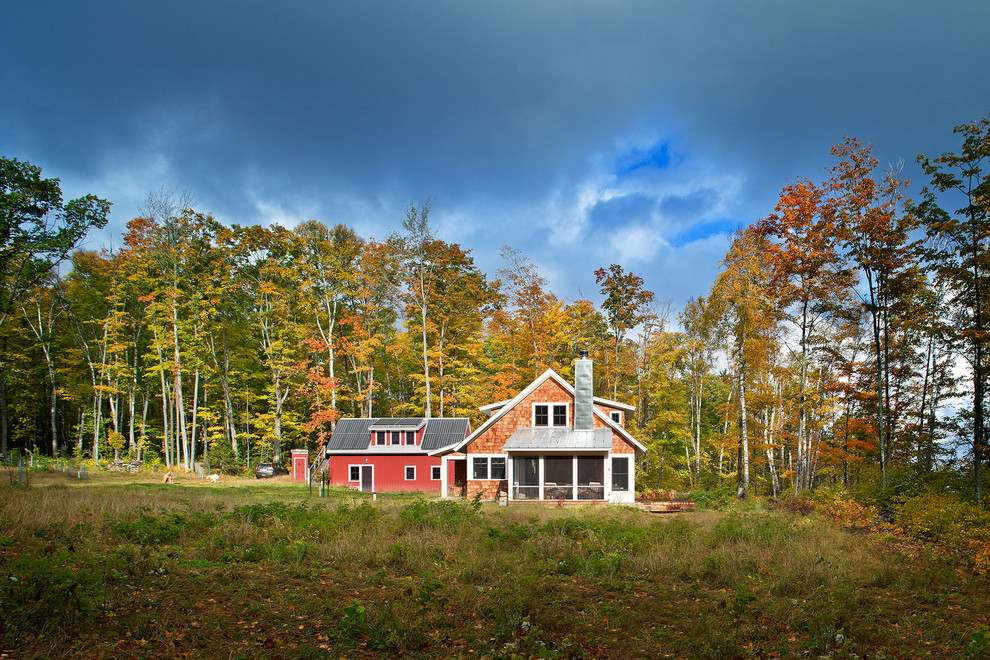 Exemple d'une petite façade de maison rouge nature en bois à un étage avec un toit à deux pans.