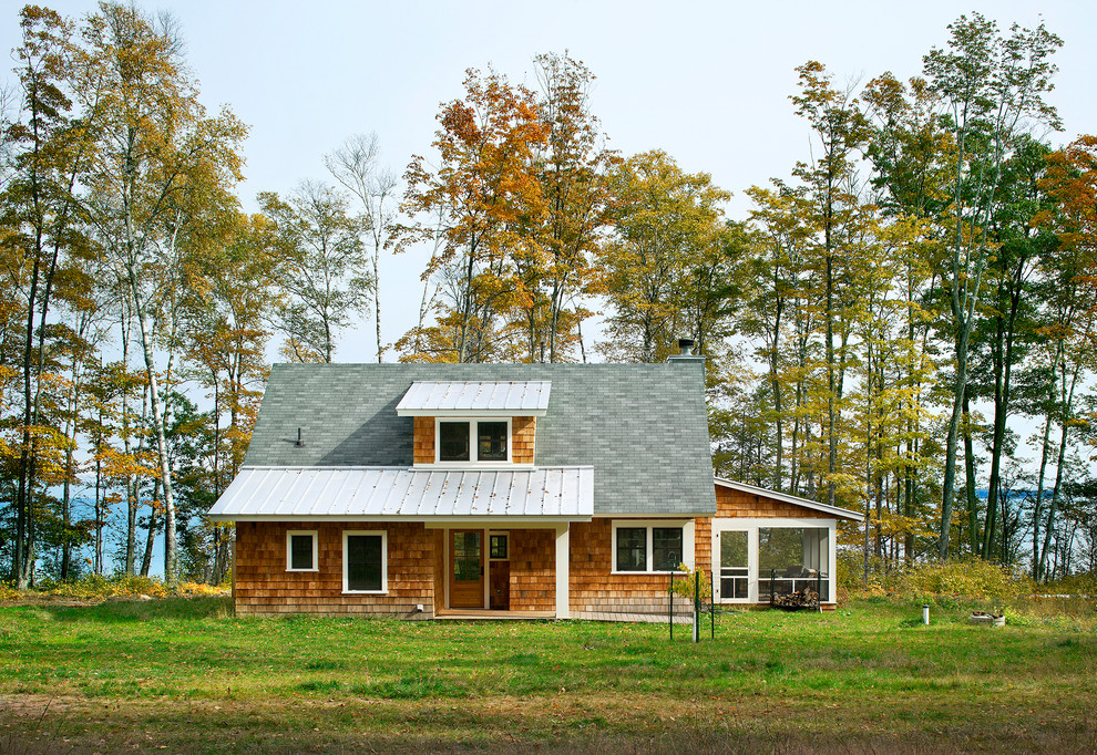 Aménagement d'une façade de maison beige campagne en bois à un étage avec un toit à deux pans et un toit mixte.