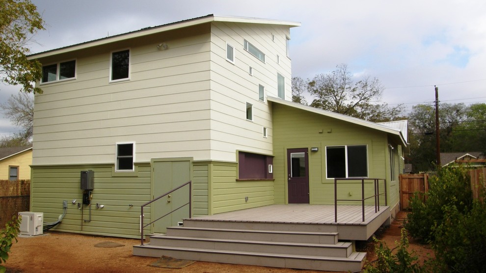 Cette photo montre une façade de maison multicolore tendance en bois de taille moyenne et à deux étages et plus.