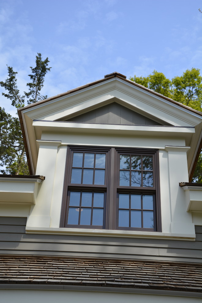 Exemple d'une grande façade de maison grise chic en bois à deux étages et plus avec un toit à deux pans et un toit en shingle.