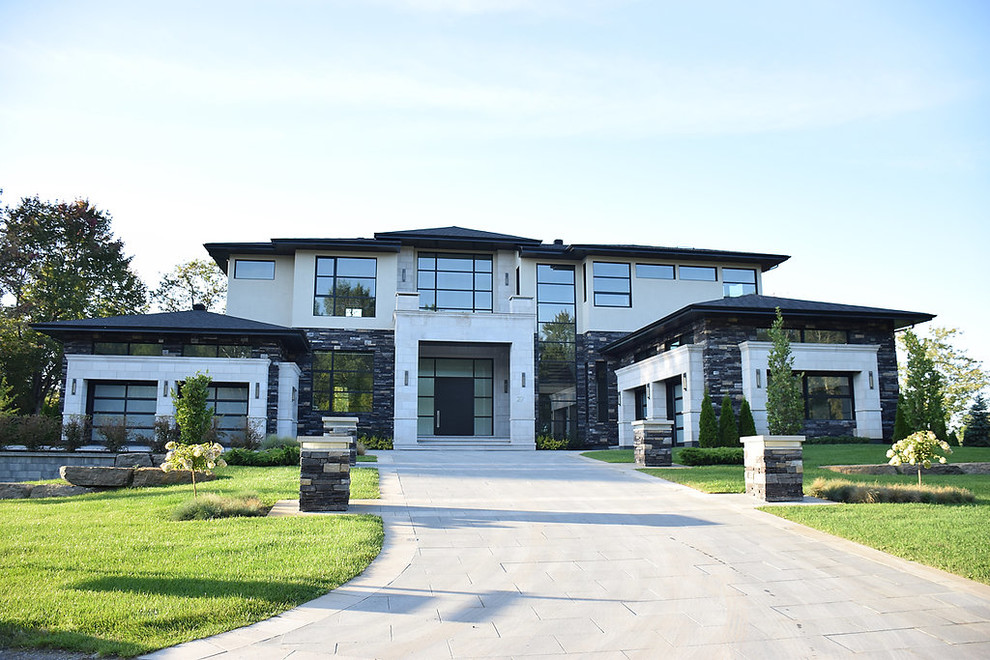 Diseño de fachada de casa gris minimalista extra grande de dos plantas con revestimiento de piedra y tejado de teja de barro