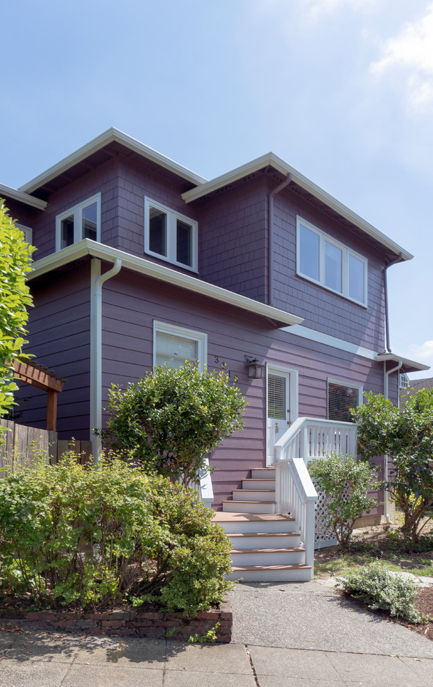 На фото: большой, двухэтажный, деревянный, фиолетовый дом в стиле кантри с вальмовой крышей