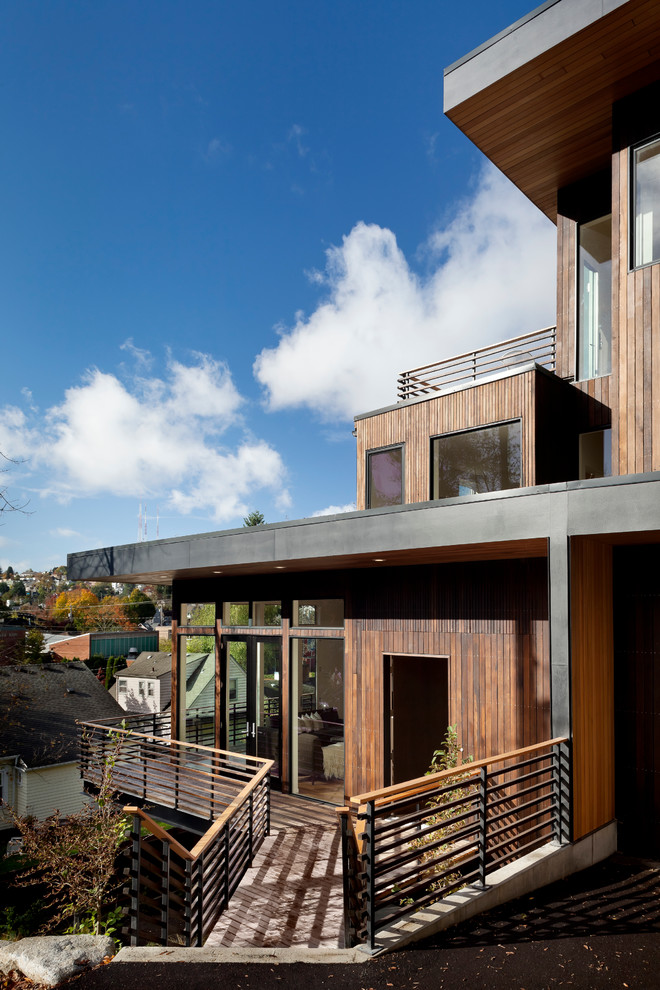 Réalisation d'une grande façade de maison minimaliste en bois à deux étages et plus avec un toit plat.