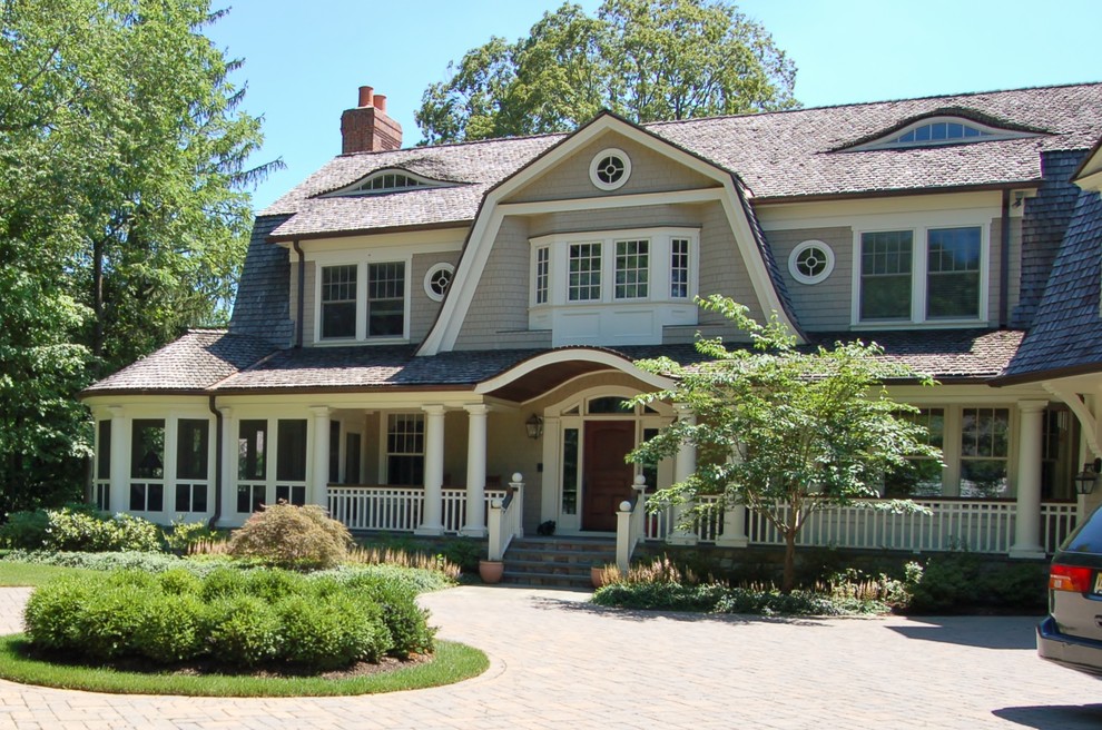 Aménagement d'une grande façade de maison grise classique en bois à deux étages et plus.