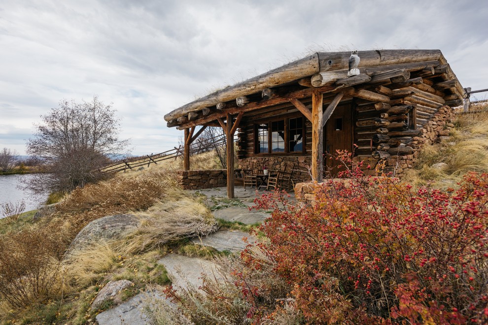 Exempel på ett litet rustikt trähus, med allt i ett plan, sadeltak och levande tak